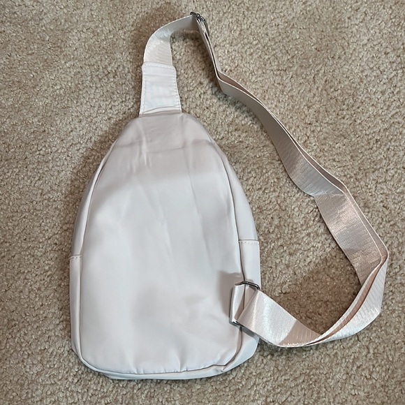 Beige quilted sling bag with adjustable strap - Picture 3 of 3